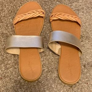 Universal thread sandals 9.5